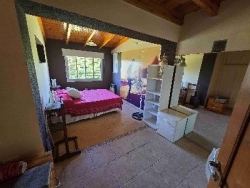 BELLÍSIMA CASA EN VENTA EN ESTANCIA VIEJA, A 2 CUADRAS DEL RIO BALNEARIO, UN LUGAR DE SIERRAS Y RELAX. GRAN PARQUE DE 2.760 mt2