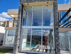 EXCELENTE CASA EN VENTA EN VILLA CARLOS PAZ, 2 DORMITORIOS, PILETA, VISTA PANORÁMICA, 4 AÑOS DE ANTIGÜEDAD