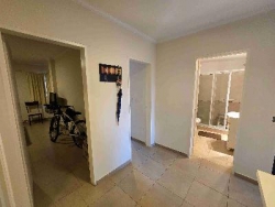 EXCELENTE DEPARTAMENTO EN VENTA EN CARLOS PAZ, 2 DORMITORIOS, FRENTE CON BALCÓN A LA CALLE + Patio Propio. EDIFICIO OLIVOS 4