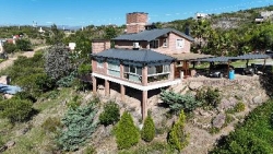 BELLÍSIMA CASA EN VENTA EN ESTANCIA VIEJA, A 2 CUADRAS DEL RIO BALNEARIO, UN LUGAR DE SIERRAS Y RELAX. GRAN PARQUE DE 2.760 mt2