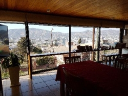 EXCELENTE CASA EN VENTA EN VILLA CARLOS PAZ, BARRIO ALTAMENTE RESIDENCIAL CON VISTA PANORÁMICA