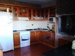 MUY BUENA CASA EN VENTA, EN BARRIO RESIDENCIAL VILLA DEL LAGO, CON PILETA Y VISTA AL LAGO
