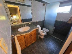 BELLÍSIMA CASA EN VENTA EN ESTANCIA VIEJA, A 2 CUADRAS DEL RIO BALNEARIO, UN LUGAR DE SIERRAS Y RELAX. GRAN PARQUE DE 2.760 mt2