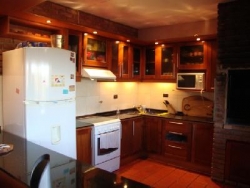MUY BUENA CASA EN VENTA, EN BARRIO RESIDENCIAL VILLA DEL LAGO, CON PILETA Y VISTA AL LAGO