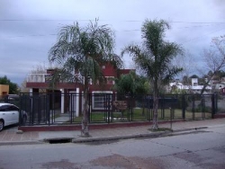 MUY LINDA CASA EN VENTA EN VILLA CARLOS PAZ, CON PILETA Y AMPLIO PARQUE. Todos los Servicios.