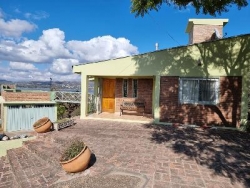MUY LINDA CASA EN VENTA EN LAGO AZUL, BARRIO PRIVADO, CON VISTAS AL LAGO Y SIERRAS DESLUMBRANTES