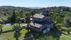 BELLÍSIMA CASA EN VENTA EN ESTANCIA VIEJA, A 2 CUADRAS DEL RIO BALNEARIO, UN LUGAR DE SIERRAS Y RELAX. GRAN PARQUE DE 2.760 mt2