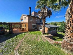 BELLÍSIMA CASA EN VENTA EN ESTANCIA VIEJA, A 2 CUADRAS DEL RIO BALNEARIO, UN LUGAR DE SIERRAS Y RELAX. GRAN PARQUE DE 2.760 mt2