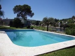 MUY BUENA CASA EN VENTA EN CARLOS PAZ, CON COSTA AL LAGO, ZONA PRIVILEGIADA. BARRIO COSTA AZUL
