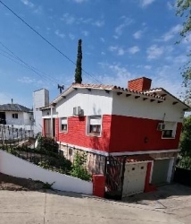 LINDA CASA EN CARLOS PAZ EN VENTA, CON 2.100 MT2 DE TERRENO A 12 CUADRAS DEL CENTRO, Gran Oportunidad, Bella Inversión !