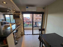 EXCELENTE DEPARTAMENTO EN VENTA EN CARLOS PAZ, 2 DORMITORIOS, FRENTE CON BALCÓN A LA CALLE + Patio Propio. EDIFICIO OLIVOS 4