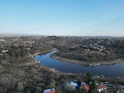EXCELENTE TERRENO DE 5.300 Mt2, CON FONDO AL ARROYO LAS MOJARRAS, GRAN OPORTUNIDAD. Ideal para hotel o Complejo