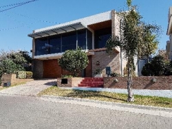 EXCELENTE CASA EN VENTA EN VILLA CARLOS PAZ, BARRIO ALTAMENTE RESIDENCIAL CON VISTA PANORÁMICA