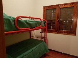 MUY BUENA CASA EN VENTA EN CARLOS PAZ, CON COSTA AL LAGO, ZONA PRIVILEGIADA. BARRIO COSTA AZUL