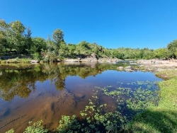 EXCELENTE PREDIO EN VENTA, DE 2.100 MT2 CON FONDO AL RIO BALNEARIO TALAHUASI, IDEAL PARA COMPLEJO TURÍSTICO