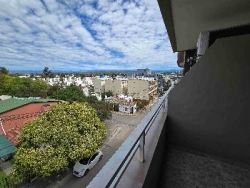 BELLA OPORTUNIDAD ! Departamento en venta en Villa Carlos Paz, EDIFICIO FINCAS DEL LAGO 2. frente con balcón, cochera incl.