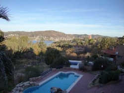 MUY BUENA CASA EN VENTA, EN BARRIO RESIDENCIAL VILLA DEL LAGO, CON PILETA Y VISTA AL LAGO