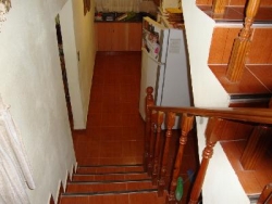 MUY LINDA CASA EN VENTA EN VILLA CARLOS PAZ, CON PILETA Y AMPLIO PARQUE. Todos los Servicios.