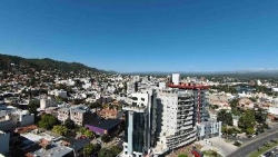 BELLO DEPARTAMENTO EN VENTA EN CARLOS PAZ, en TORRE SOLIS, Gran Vista Panorámica. 2 DORMITORIOS, 7mo piso con balcón !!!