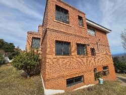 EXCELENTE CASA EN VENTA EN VILLA CARLOS PAZ, BARRIO COSTA AZUL, 4 Dormitorios, Vista Panorámica, Calidad y Diseño