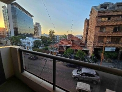 EXCELENTE DEPARTAMENTO EN VENTA EN CARLOS PAZ, 2 DORMITORIOS, FRENTE CON BALCÓN A LA CALLE + Patio Propio. EDIFICIO OLIVOS 4