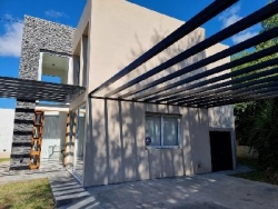 EXCELENTE CASA EN VENTA EN VILLA CARLOS PAZ, 2 DORMITORIOS, PILETA, VISTA PANORÁMICA, 4 AÑOS DE ANTIGÜEDAD