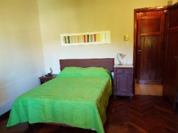 MUY BUENA CASA EN VENTA EN CARLOS PAZ, CON COSTA AL LAGO, ZONA PRIVILEGIADA. BARRIO COSTA AZUL