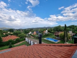 FABULOSA CASA EN VILLA CARLOS PAZ, Bº COSTA AZUL, CON PILETA CLIMATIZADA CUBIERTA, CANCHA DE SQUASH, Gas Natural !