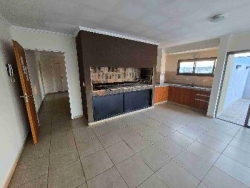 EXCELENTE DEPARTAMENTO EN VENTA EN CARLOS PAZ, 2 DORMITORIOS, FRENTE CON BALCÓN A LA CALLE + Patio Propio. EDIFICIO OLIVOS 4