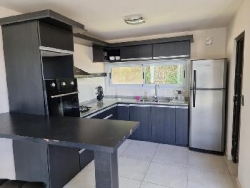 EXCELENTE CASA EN VENTA EN VILLA CARLOS PAZ, 2 DORMITORIOS, PILETA, VISTA PANORÁMICA, 4 AÑOS DE ANTIGÜEDAD
