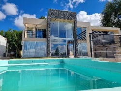 EXCELENTE CASA EN VENTA EN VILLA CARLOS PAZ, 2 DORMITORIOS, PILETA, VISTA PANORÁMICA, 4 AÑOS DE ANTIGÜEDAD