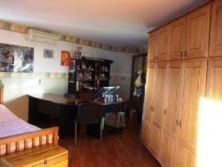MUY BUENA CASA EN VENTA, EN BARRIO RESIDENCIAL VILLA DEL LAGO, CON PILETA Y VISTA AL LAGO