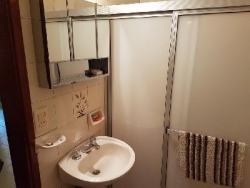 MUY BUENA CASA EN VENTA EN CARLOS PAZ, CON COSTA AL LAGO, ZONA PRIVILEGIADA. BARRIO COSTA AZUL