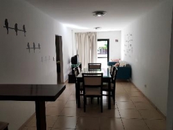 MUY BELLO DEPARTAMENTO EN VENTA EN CARLOS PAZ, CÉNTRICO, AL FRENTE CON BALCÓN A LA CALLE. 2 Dormitorios, baño + toilette
