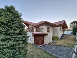 Oportunidad ! BELLISIMA CASA DE CATEGORÍA EN VENTA EN CARLOS PAZ, FRENTE AL RÍO, TODOS LOS SERVICIOS. LAS ENSENADAS