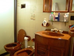 MUY BUENA CASA EN VENTA, EN BARRIO RESIDENCIAL VILLA DEL LAGO, CON PILETA Y VISTA AL LAGO