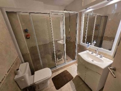 EXCELENTE DEPARTAMENTO EN VENTA EN CARLOS PAZ, 2 DORMITORIOS, FRENTE CON BALCÓN A LA CALLE + Patio Propio. EDIFICIO OLIVOS 4