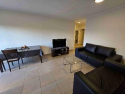 EXCELENTE DEPARTAMENTO EN VENTA EN CARLOS PAZ, 2 DORMITORIOS, FRENTE CON BALCÓN A LA CALLE + Patio Propio. EDIFICIO OLIVOS 4