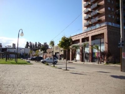 MUY LINDO LOCAL EN VENTA EN VILLA CARLOS PAZ, ZONA COSTANERA CENTRO, A 4 CUADRAS DE PEATONAL, FRENTE A LA PLAZA DE ZONA ZEBRA CLUB.