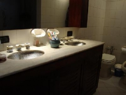 MUY BUENA CASA EN VENTA, EN BARRIO RESIDENCIAL VILLA DEL LAGO, CON PILETA Y VISTA AL LAGO