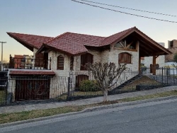 Oportunidad ! BELLISIMA CASA DE CATEGORÍA EN VENTA EN CARLOS PAZ, FRENTE AL RÍO, TODOS LOS SERVICIOS. LAS ENSENADAS