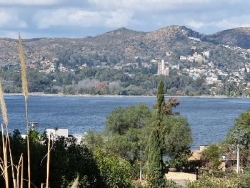 MUY LINDA CASA EN VENTA EN LAGO AZUL, BARRIO PRIVADO, CON VISTAS AL LAGO Y SIERRAS DESLUMBRANTES