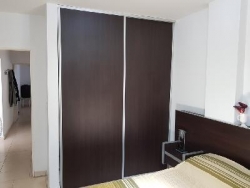 MUY BELLO DEPARTAMENTO EN VENTA EN CARLOS PAZ, CÉNTRICO, AL FRENTE CON BALCÓN A LA CALLE. 2 Dormitorios, baño + toilette