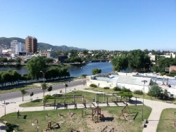MUY LINDO LOCAL EN VENTA EN VILLA CARLOS PAZ, ZONA COSTANERA CENTRO, A 4 CUADRAS DE PEATONAL, FRENTE A LA PLAZA DE ZONA ZEBRA CLUB.