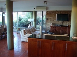 MUY BUENA CASA EN VENTA, EN BARRIO RESIDENCIAL VILLA DEL LAGO, CON PILETA Y VISTA AL LAGO