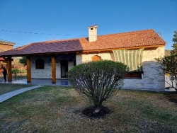 Oportunidad ! BELLISIMA CASA DE CATEGORÍA EN VENTA EN CARLOS PAZ, FRENTE AL RÍO, TODOS LOS SERVICIOS. LAS ENSENADAS