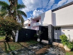 FABULOSA CASA EN VILLA CARLOS PAZ, Bº COSTA AZUL, CON PILETA CLIMATIZADA CUBIERTA, CANCHA DE SQUASH, Gas Natural !