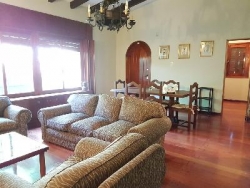 MUY BUENA CASA EN VENTA EN CARLOS PAZ, CON COSTA AL LAGO, ZONA PRIVILEGIADA. BARRIO COSTA AZUL