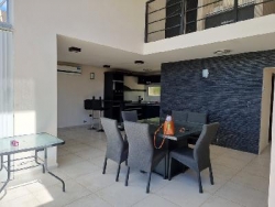 EXCELENTE CASA EN VENTA EN VILLA CARLOS PAZ, 2 DORMITORIOS, PILETA, VISTA PANORÁMICA, 4 AÑOS DE ANTIGÜEDAD