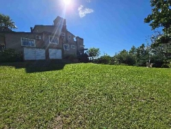 BELLÍSIMA CASA EN VENTA EN ESTANCIA VIEJA, A 2 CUADRAS DEL RIO BALNEARIO, UN LUGAR DE SIERRAS Y RELAX. GRAN PARQUE DE 2.760 mt2